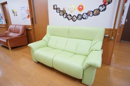 明るい待合室のソファ