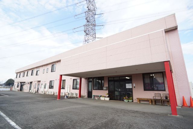 ピンクの建物の外観