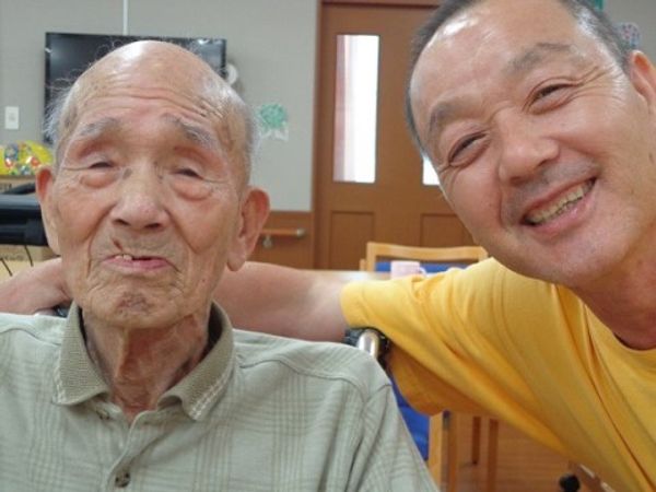 笑顔のスタッフと利用者
