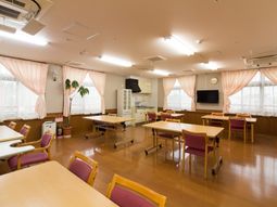 暖色のダイニングスペース