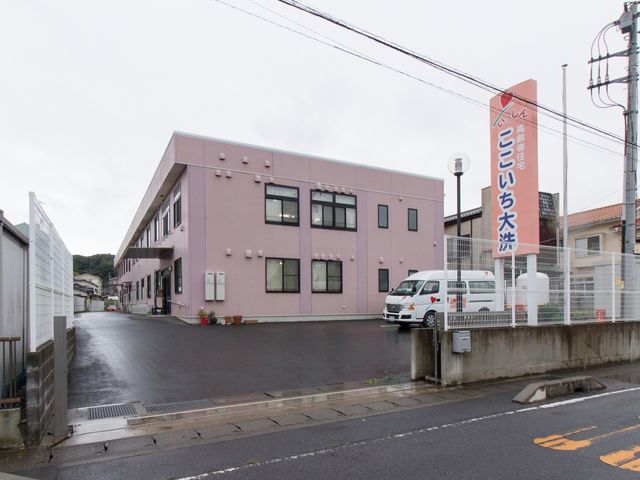 ピンクの建物の外観