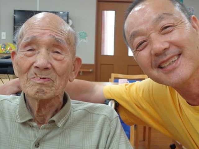 笑顔の利用者とスタッフ