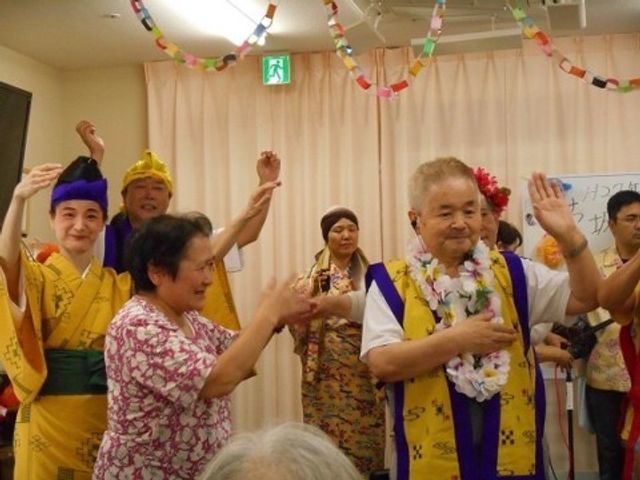 お祭り気分のリビング イベント 和気あいあいとした雰囲気のリビングで、楽しいイベントが開催されています。スタッフも一緒になって盛り上がり、明るい笑顔があふれる場です。