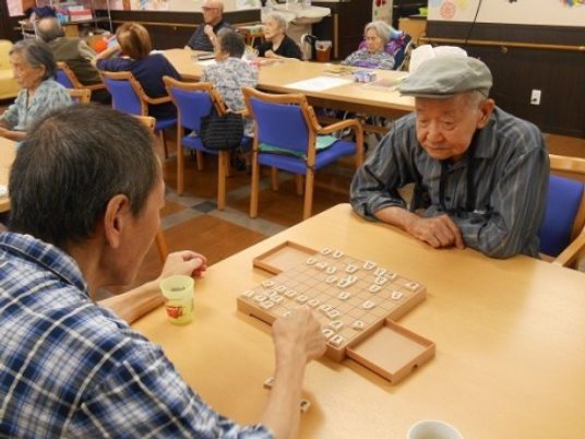 将棋を楽しむ居室の風景