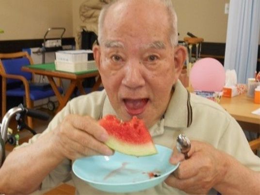 笑顔のご利用者とスイカ
