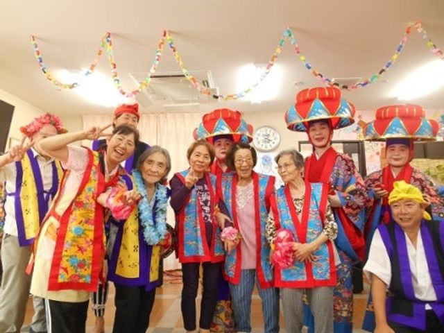 祭り気分満喫中の集合 イベント 彩り豊かな衣装をまとい、笑顔でポーズを取る皆さんの様子が見受けられます。この明るい空間で特別なひとときを楽しむ光景が伝わってきます。