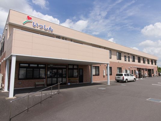 外観の明るい建物