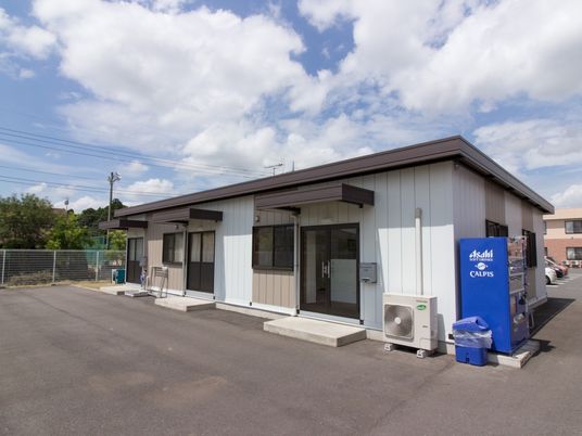 明るい日差しの施設外観