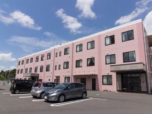 ピンクの壁の建物外観