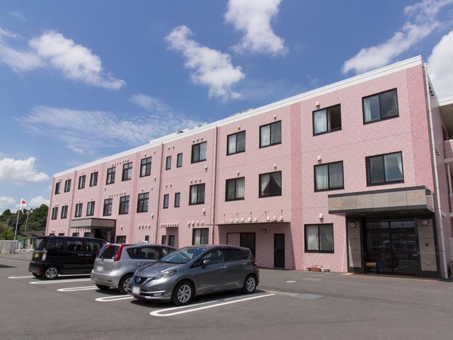 ピンクの壁の建物外観