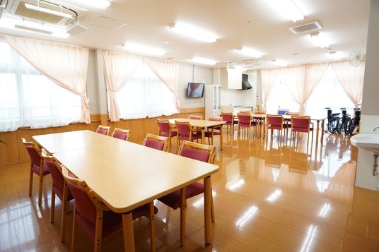 明るい空間の食堂風景