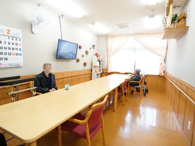 明るい和室の居室 廊下 ゆっくりと時間を過ごせる居室です。まどからの自然光が心地よい空間を演出しており、利用者のリラックスした様子がうかがえます。