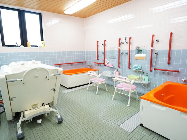 明るい浴室の設備一式 浴室 利用者の安全を考慮した手すり付きの配色豊かな浴室です。快適な入浴をお手伝いする設備が整っており、充実した日々をサポートします。