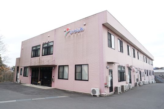 ピンクの壁の建物