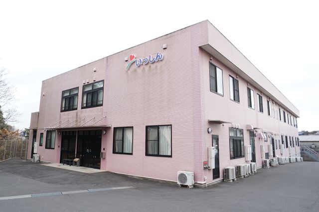 ピンクの壁の建物