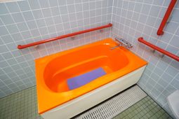 カラフルな浴槽と手すり