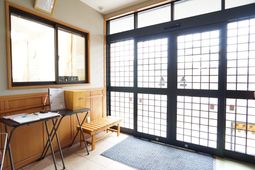 光が差し込むエントランス