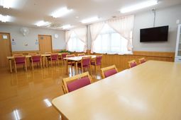 明るい食堂の様子