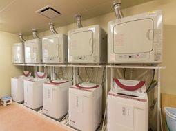 整然と並ぶ洗濯機設備