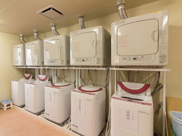 整然と並ぶ洗濯機設備