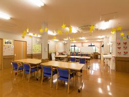 明るい食堂の様子