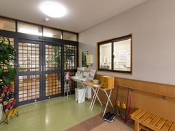 明るいエントランス風景