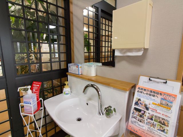 清潔感のある洗面台 洗面台 ケアを受ける方々の清潔を保つための洗面台が備えられており、整った環境で働ける職場です。必要な物品が手の届く範囲に配置されています。