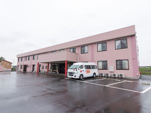 ピンクの建物の外観