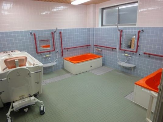バリアフリー設計の浴室