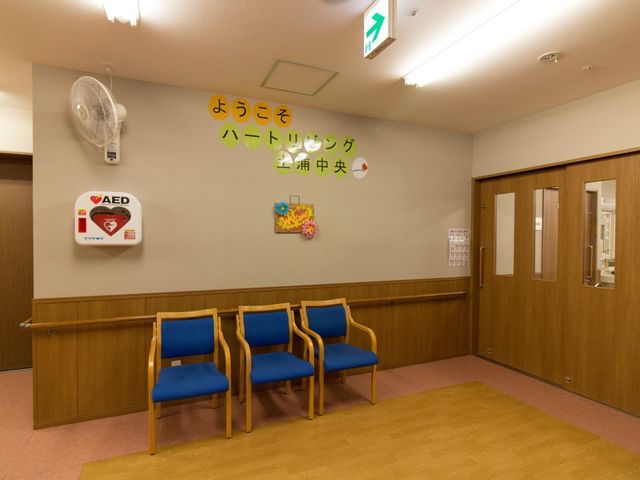 待合室にある青い椅子