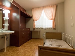居室のベッドと洗面台