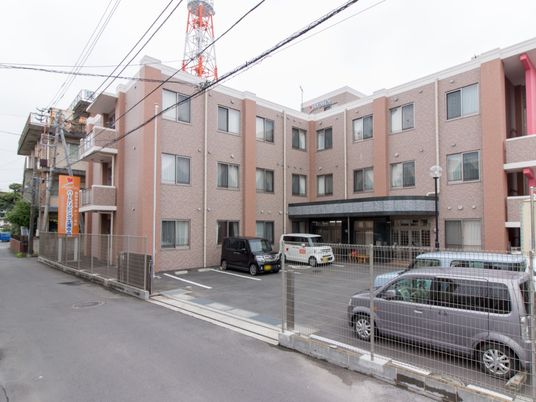 ピンクの建物の外観