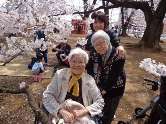 春の桜と笑顔の三世代