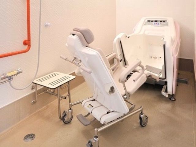 浴室用の介護機器 介護浴槽 最新の機器を備えた清潔な浴室です。安心してご利用いただけるサポート環境が整っています。