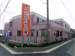 ピンク色の外壁の建物