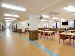 広々とした明るい食堂