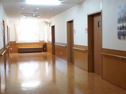 広々とした明るい廊下