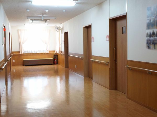 広々とした明るい廊下