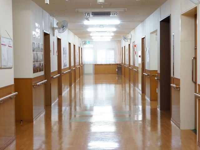 明るい広々とした廊下 通路 手すりが設置された安心の廊下です。清潔感のあふれる空間でご活動いただけます。