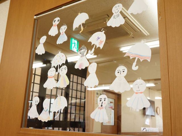 手作り飾りの廊下 てるてる坊主 廊下には手作りの飾りがあり、温かみのある雰囲気を感じられます。利用者様とスタッフの交流がうかがえる空間です。