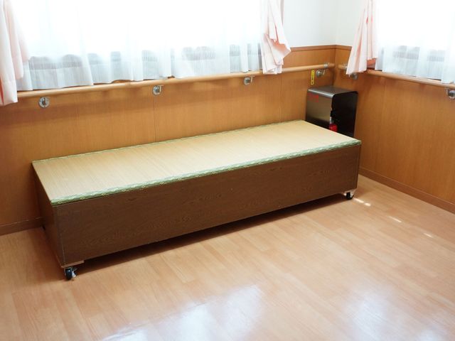 シンプルな和室の居室 共有スペース 落ち着いた雰囲気の和室です。手すり完備で、安全にご利用いただける設計になっています。