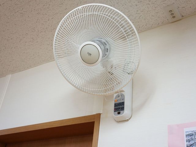 壁に取り付けられた扇風機 扇風機 壁掛け扇風機が設置されている居室です。季節に合わせて快適な室内環境を保つことができます。