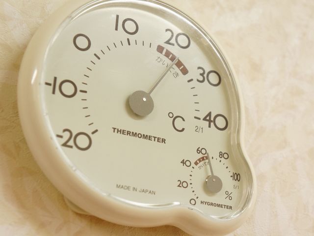温湿度計のクローズアップ 温湿度計 快適な居心地を目指す居室で、温度と湿度は適切に管理されています。ケアする環境の細かな配慮が伺えます。