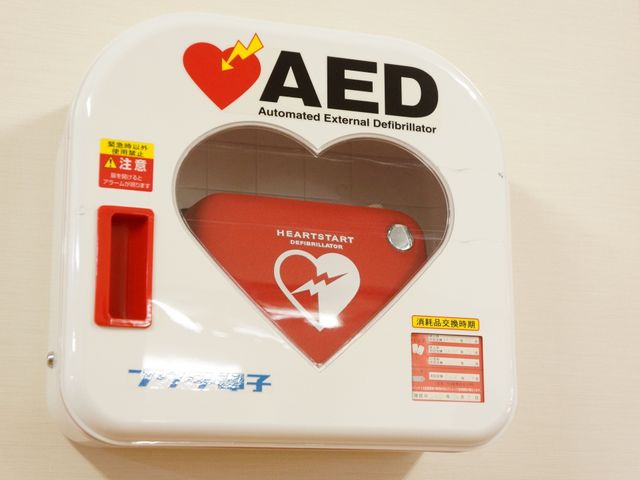 壁掛け型AED装置 AED 安全への配慮が行き届いた施設で、緊急時の備えも整っており、安心してご勤務いただけます。
