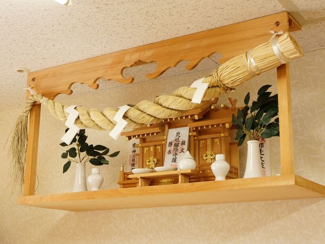 神棚のある安らぎスペース 神棚 心安らぐスペースでは、日本の伝統が感じられる神棚が設置されており、日々の安寧を祈ることができます。