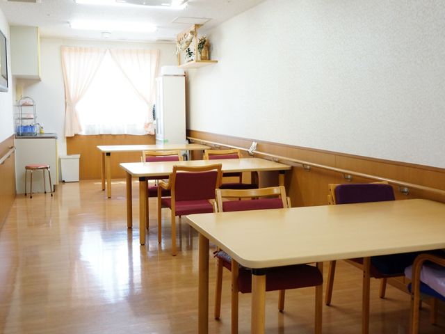 共有スペースの居心地の良い食堂 共有スペース ゆったりとした食堂は暖かい光が差し込み、落ち着いた時間を過ごせる空間となっております。ゆとりのある配置で車椅子の方も快適です。