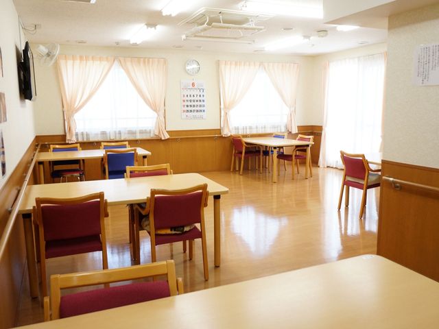明るい食堂の内観 食堂 日差しが差し込む落ち着いた雰囲気の食堂です。木の温もりを感じるテーブルやイスが設えられ、心地よい食事時間を過ごせそうです。