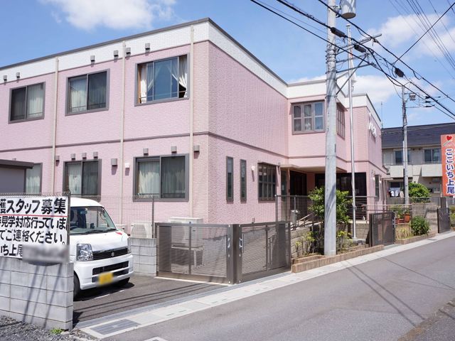 ピンクの外壁の建物外観 外観 ピンク色の外壁が特徴的な、清潔感のある建物です。周辺は整備された環境で、心地よい就業場所となるでしょう。