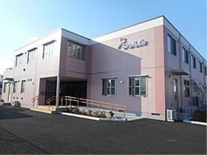 ピンクの壁の建物外観