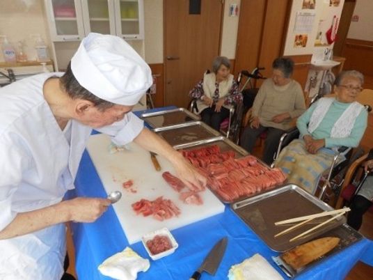 料理人と利用者の食堂シーン